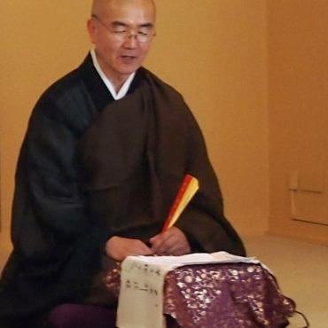 Révérend Yuzan Otsuka Rôshi n’est pas né dans un temple et il a commencé la pratique à Antaiji avec Uchiyama Rôshi.