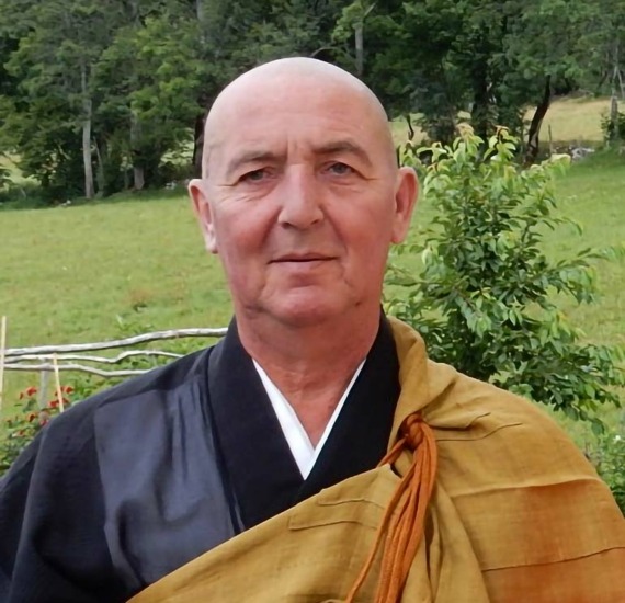 Abbé de Kokaiji, enseignant de l’école Sôtô (seikyoshi). Né en 1953, Pierre Crépon commence la pratique à l’âge de 20 ans et reçoit l’ordination de moine de Maître Taisen Deshimaru en 1975.