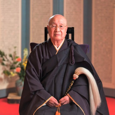 Le révérend Shinzan Egawa est né en 1928 dans la province de Yamanashi où son père, Taizen Egawa, qui devint son maître, était l’abbé du temple Seikôji.