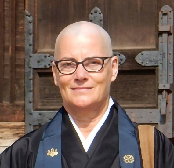 Révérende Brigitte Seijô Crépon est née en 1959. Elle commença la pratique du zen au dojo Zen de Paris à l’âge de 16 ans.