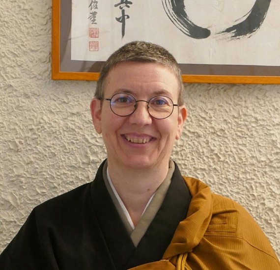 Nonne Myôshô Helme-Guizon a été ordonnée nonne en 2006 et elle a reçu la transmission du Dharma du Révérend Dôkan Crépon en 2018.