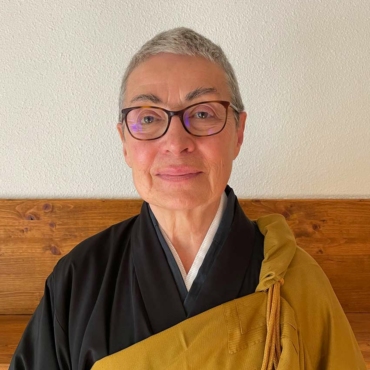 Reimyô Blaise est nonne depuis 1983. Elle a reçu la transmission du Dharma du Révérend Dôkan Crépon en 2013 et a effectué les cérémonies de Zuise au Japon en 2016. 